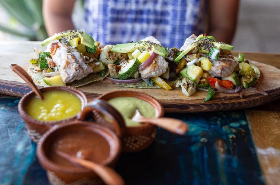 How can you enjoy the most delicious dishes in restaurants in Puerto Escondido?